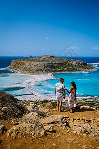 希腊克里特岛 希腊克里特岛上的 Balos 泻湖 游客在 Balos 海滩清澈的海水中放松和沐浴女士海景海岸线旅游热带海岸蓝色太图片