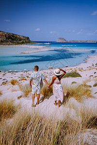 希腊克里特岛 希腊克里特岛上的 Balos 泻湖 游客在 Balos 海滩清澈的海水中放松和沐浴地标天堂海岸线蓝色假期海景夫妻海背景图片