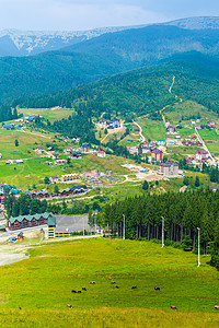 夏季日的山上滑雪山坡 绿山背景景观风景建筑假期全景爬坡别墅国家农村木头小屋图片