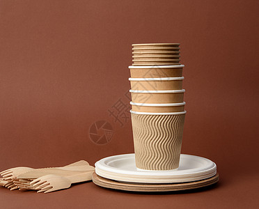 棕色背景的纸杯 白板 木叉和刀纸板工艺用具生态刀具午餐白色厨房食物盘子图片