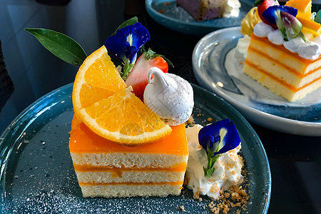 橘子蛋糕和橙色的煎饼准备吃奶油黄色水果食物烹饪绿色馅饼小吃白色美食图片