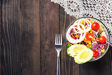 新鲜沙拉碗 菜盘中的蔬菜小吃午餐菠菜运动健康生态饮食养分美食胸部图片