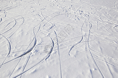 冰上的滑雪足迹有雪 冬季背景冻结日历冷藏踪迹香味脚印滑冰边缘刀刃卡车图片