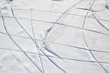 冰上的滑雪足迹有雪 冬季背景下雪滑冰深度痕迹运动边缘冷藏卡车冻结香味图片