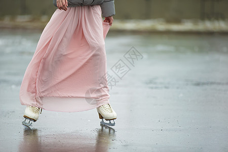 冬天在户外的冰场上 穿着白色花样溜冰鞋的女性腿紧贴闲暇女士娱乐数字刀刃滑冰冰鞋皮革裙子女孩图片