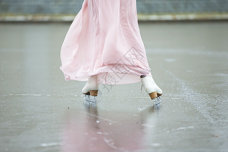 冬天在户外的冰场上 穿着白色花样溜冰鞋的女性腿紧贴滑冰皮革裙子寒冷刀刃享受女士数字舞蹈冰鞋图片