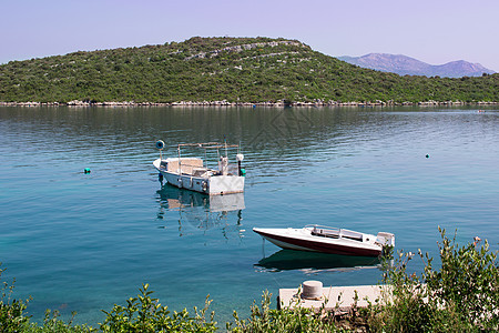 克罗地亚地中海亚得里亚海平静水域的两艘小渔船图片
