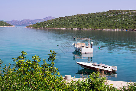 克罗地亚地中海平静水域的两艘小渔船图片
