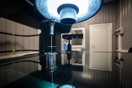 CMM  协调测量机器  接触探针在玻璃桌表面的铝圆形部分 高精密控制程序实验室生产探测乐器测试传感器技术星星数控红宝石图片