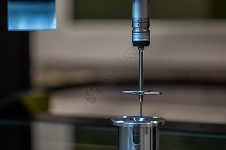 CMM  坐标测量机  接触式探针测量玻璃台面上的铝零件 高精度制造生产控制工厂仪器传感器数控工程机器科学仪表桌子核实图片