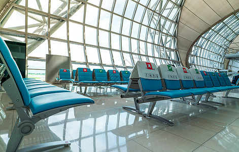 机场航站楼候机室的空座位 一个座位的距离保持距离以保护冠状病毒和乘客社交距离以确保安全 残障人士优先座位航空公司旅游旅行建筑航班图片