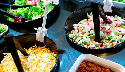 餐厅的沙拉吧自助餐 午餐或晚餐供应新鲜沙拉吧自助餐 健康食品 芹菜和蟹棒在柜台上的黑碗里切成薄片 餐饮食品 宴会服务 素食图片