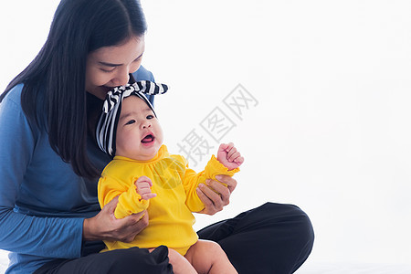 母亲和他刚出生的婴儿一起玩耍并微笑女性幸福妈妈女儿母性儿子女孩孩子喜悦童年图片