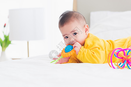 新生儿小婴儿在家里的床上易受感染家庭金发枕头皮肤微笑卧室毛巾乐趣新生地面图片