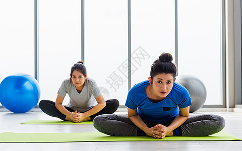 两个亚洲妇女运动有魅力 一起上瑜伽课的亚裔女子弓步团体讲师运动装快乐女性训练团队身体有氧运动图片