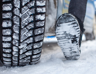 冬季路上的汽车轮胎被雪覆盖暴风雪安全季节公路风险车辆交通雪花降雪运输图片