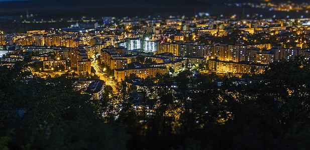 Targu Mures市夜间背景城市建筑物树木街道风景景观住宅区家园外观旅游图片