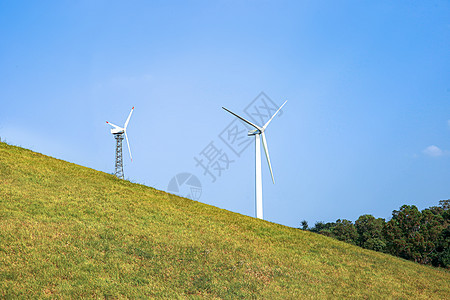 风力发电站 风力发电机矗立在山上的农田里 从高处拍摄的美妙风景 现代绿色能源螺旋桨农场涡轮机环境森林车站农村场地涡轮生态图片