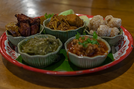 北部传统泰国食物Muan的hors deouvre猪皮餐厅厨房美食饮食香菜风格套餐美味草药图片