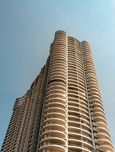 低角度向上看共建公寓楼 有重复结构和云层背景的重现结构商业城市树木场景地标社区旅游建筑地平线住宅图片