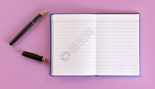 自上而下的视图 — 带金笔尖的黑色钢笔 打开的盖子 靠近淡紫色板上的空白纸垫图片