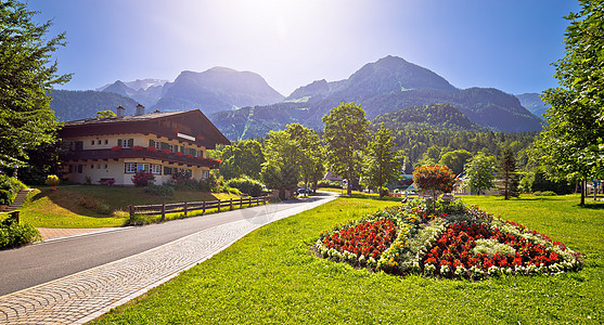 Koenigsee附近的巴伐利亚阿尔卑斯山景观和旧木制建筑图片