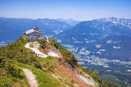 高山风景上方的岩层 位于阿尔卑斯登风景之上图片