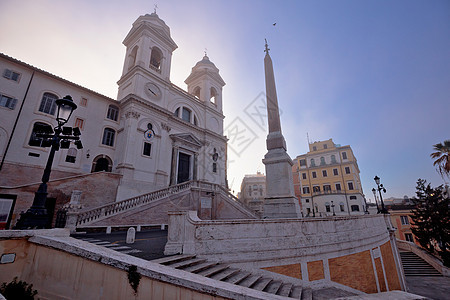 à dei Monti教堂在罗马清晨的日出风景上 超越西班牙台阶图片
