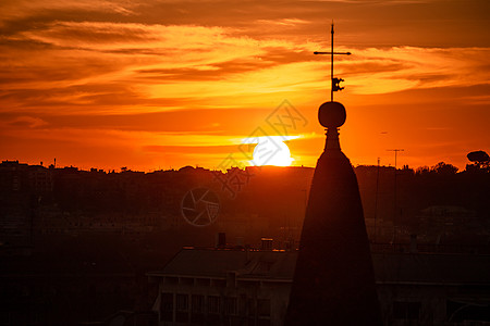 罗马屋顶上最美的日落背景图片