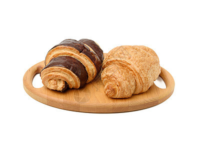 2个烤面包羊角面包 放在木盘上 食物隔离在白底的白色背景棕色脆皮营养黄油面包工作室早餐面团甜点糕点图片