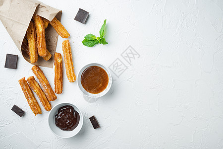 带有焦糖焦糖的Churros 传统西班牙烹饪 在白色背景上 顶层视图平面铺有文字空间 复制空间图片