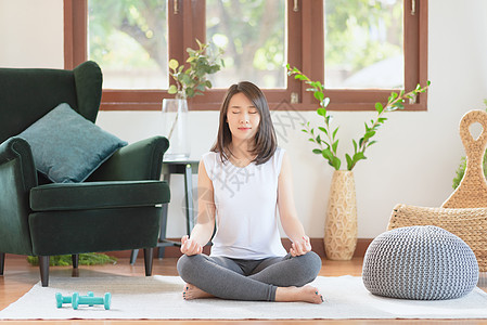 美丽的亚洲女性保持镇静和冥想 同时在家中做瑜伽以追求健康趋势生活方式饮食动机身体互联网有氧运动女士工具健身房重量成人图片