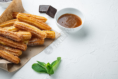 传统的西班牙甜点 churros 配糖和巧克力 白色背景 有文字空间 复制空间图片