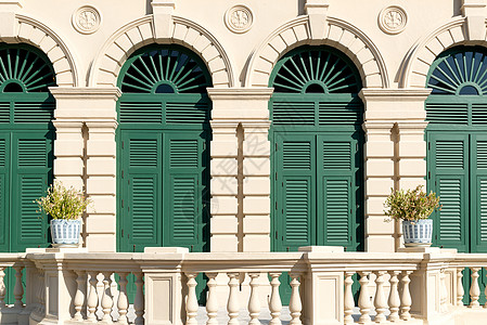 具有古古典建筑装饰框的美丽建筑白窗旅行大厦入口玻璃城市财产风格框架艺术窗户图片