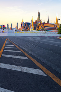Thailn 曼谷的翡翠佛庙或寺建筑历史仪式传统旅游佛教徒宗教民众旅行金子背景图片