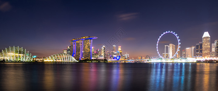 新加坡市中心商业建筑区夜间全景视图 新加坡是世界著名的旅游城市图片