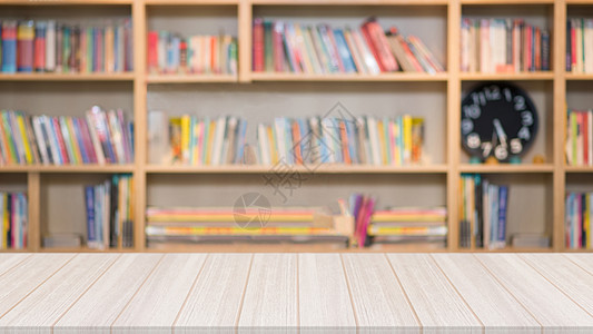 图书馆的木质桌子 书架模糊 背景中有许多书本以及房间小说文章教科书知识教育书签文档奖学金出版商图片