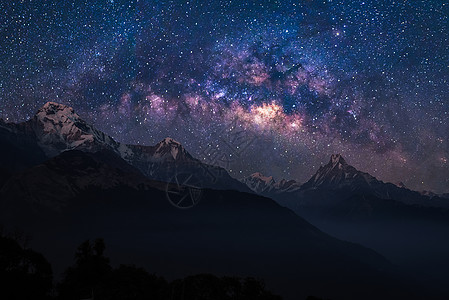 喜马拉雅山脉的自然景观 以及夜空中有奶状星系和恒星的宇宙空间图片