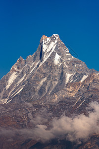 尼泊尔的鱼尾峰或马查普沙雷山 蓝天背景清晰旅行远足风景爬坡蓝色辉光鱼尾日落首脑天空图片