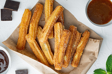 带糖和巧克力酱的Churros 在白色背景上 顶楼饼干焦糖食物面包小吃面团糕点油炸油条美食图片