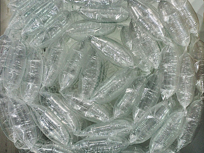 意大利都灵 202 年 2 月 13 日展出的气泡纸箔和包装材料送货回收塑料盒子玻璃纸材料枕头商品密封运输图片