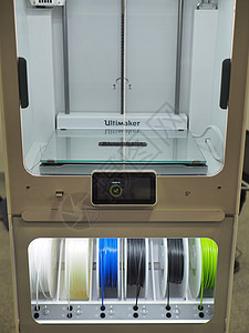 2020年2月12日安装在意大利都灵3d打印机上的多色热塑性丝条造型商业塑料工厂打印树脂制造业自动化实验室加工图片