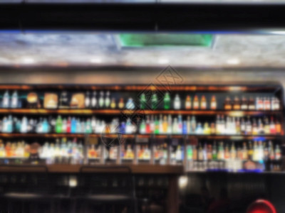 酒吧柜台和大瓶烈酒瓶装货架展示桌子咖啡店调酒师酒精啤酒潮人液体餐厅特权图片