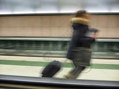 无法识别的旅行者 由于模糊人物的匆忙行动效应 仅意大利米兰 2020年2月5日火车铁路女士速度游客假期过境运输手提箱航程图片