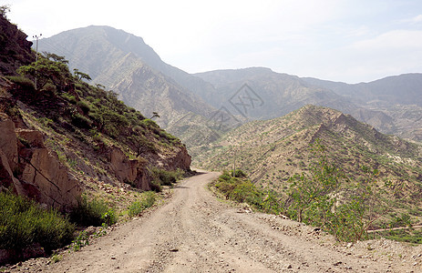 岩石山地的泥土路图片