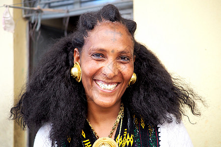 埃塞俄比亚阿迪格拉特——2019年6月6日 衣索比亚伊罗布妇女传统着装 戴金耳环和项链图片