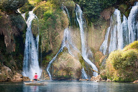 波斯尼亚和黑塞哥维那 欧洲松树流动男人环境运动溪流蓝色旅行公园石头图片