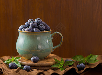 新鲜的蓝莓和薄荷叶木头薄荷营养团体浆果覆盆子茶点小吃水果叶子图片