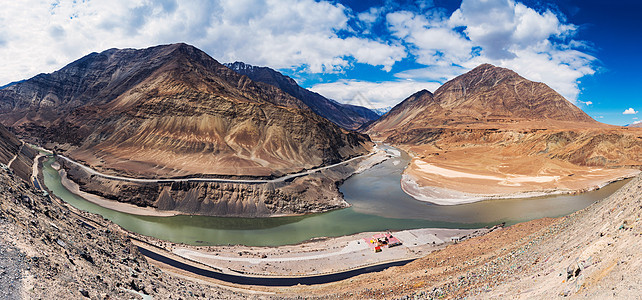 Zanskar 河和河的交汇处列城 拉达克 吸引力曲线阳光道路旅行地标山脉勘探旅游天空图片