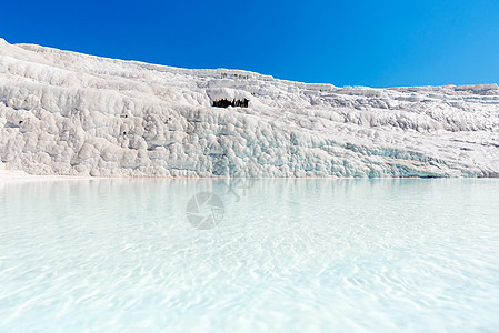 土耳其 Pamukkale 的天然石灰华池和梯田 Pamukkale 在土耳其土耳其语中意为棉花城堡旅行蓝色观光游客石灰石吸引力图片